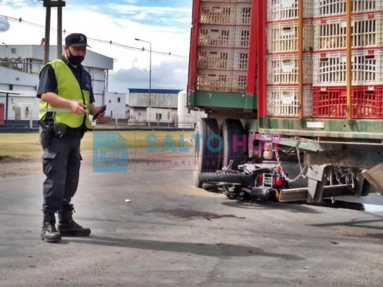 Motociclista herido tras impactar su moto contra un camión