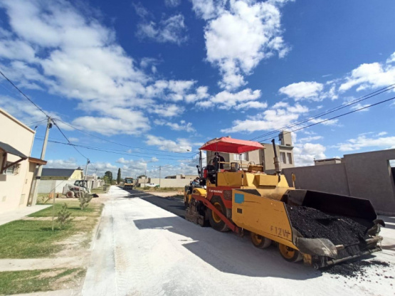 Comenzó la obra de asfalto en el barrio Procrear 