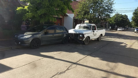 Manejaba borracho y chocó contra dos vehículos estacionados 