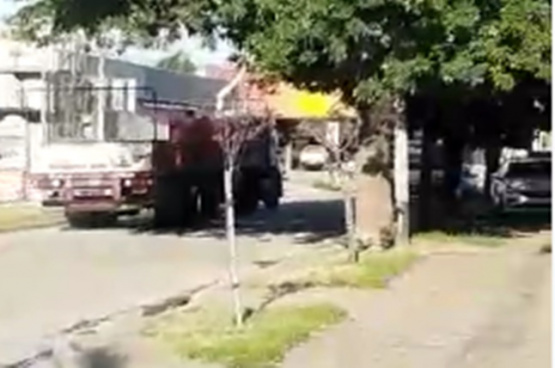 Imprudencia al volante: un camión circuló a contramano por calle Belgrano 
