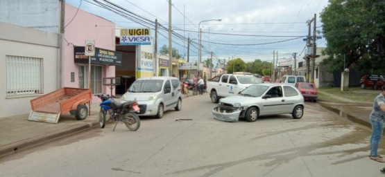 Una joven mujer fue trasladada al Hospital tras un choque entre moto y auto 