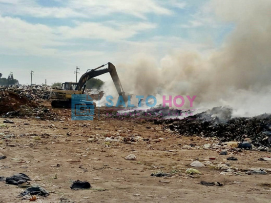 Persiste el humo y el mal olor por el incendio en el basural 