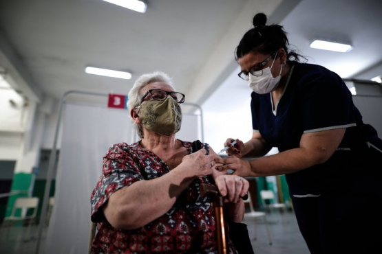 Aún el 88% de las personas mayores de 60 años en la Argentina no recibieron su vacuna
