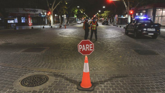 Ante el avance de la pandemia, ciudades de Mendoza cierran la noche