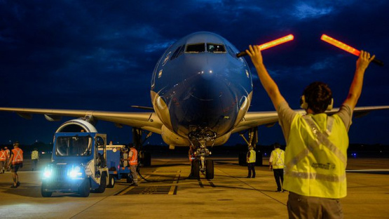 Vuelan desde China otro millón de dosis de la vacuna de Sinopharm