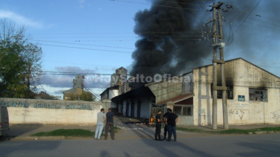 Voraz incendio en el predio de la ex Cooperativa Agrícola GanaderA