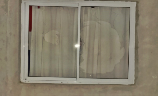 Una mujer rompió los vidrios de la casa a su vecino porque su hijo le ensució la pared 
