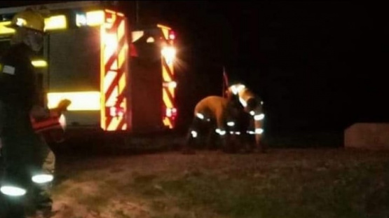 Vuelco en la zona rural: un joven trasladado en ambulancia