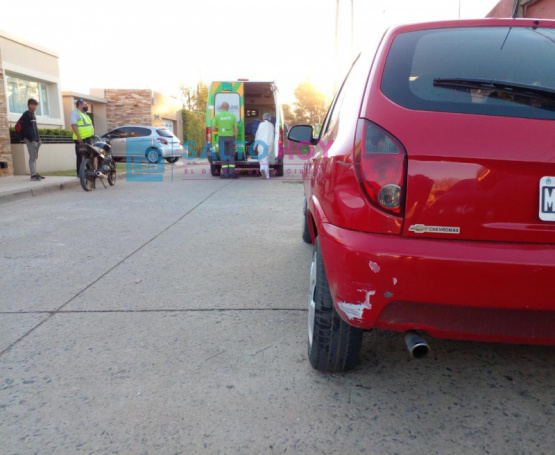 Motociclista embistió a un auto estacionado 