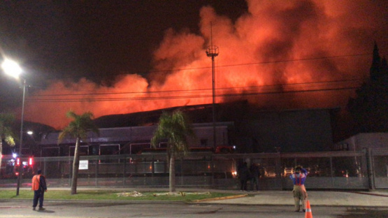 San Fernando: suma tensión en un mega incendio en una panificadora