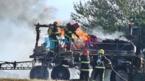 Voraz incendio de una maquina fumigadora en un campo 