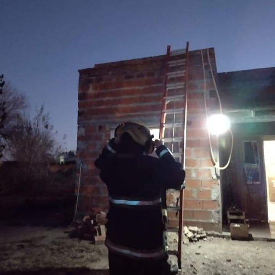 Bomberos de Arroyo Dulce trabajaron en un principio de incendio 